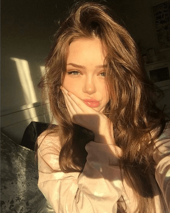 selfie brunetki w słońcu 